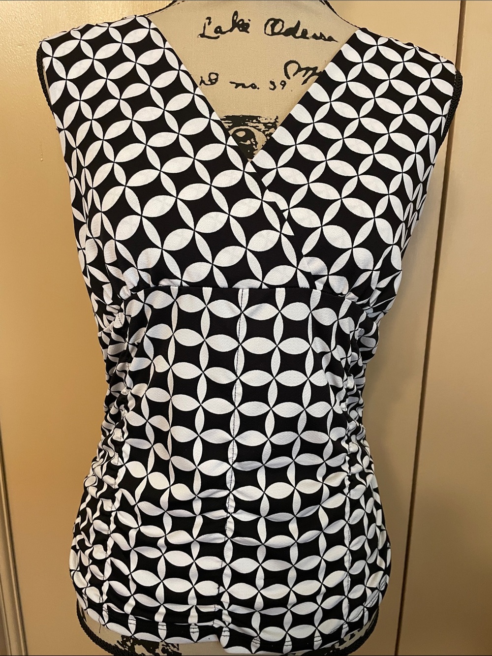 Sleeveless Black & White Geometric V-Neck Tank Top